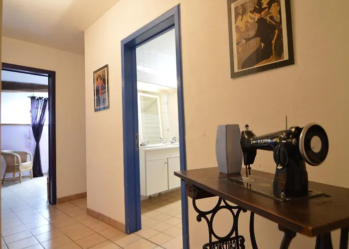 Beautiful Holiday Home by the Lake in Freyneux